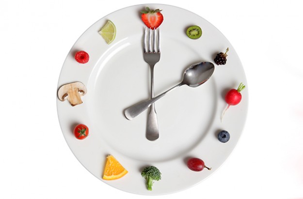 چه ساعاتی غذا بخوریم تا زودتر وزن کم کنیم؟