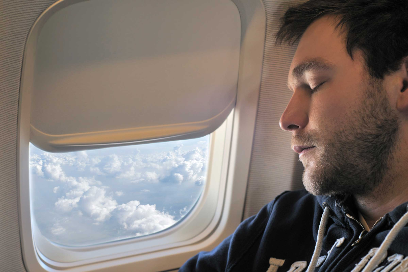 هنگام تغییر ناگهانی ارتفاع هواپیما،نخوابید