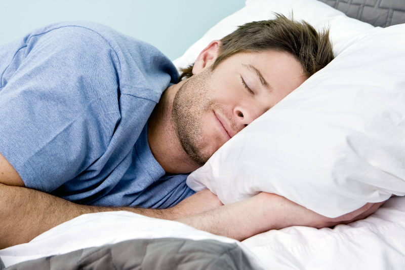 چرا مردان راحت‌تر از زنان به خواب می‌روند